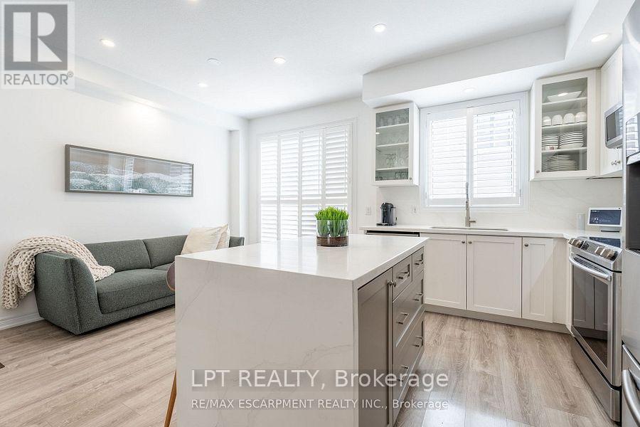 16 Place Polonaise Drive, Grimsby, Ontario  L3M 0H3 - Photo 8 - X12714306