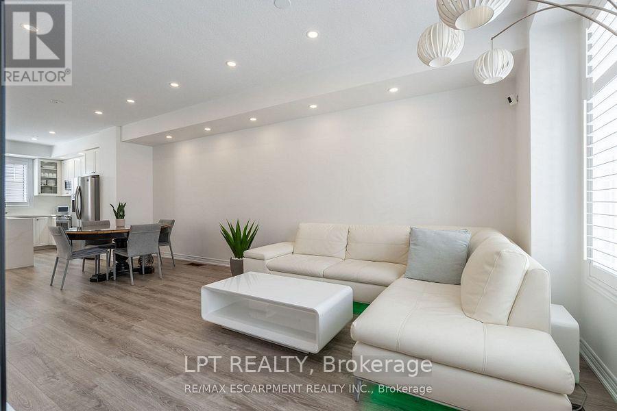 16 Place Polonaise Drive, Grimsby, Ontario  L3M 0H3 - Photo 6 - X12714306