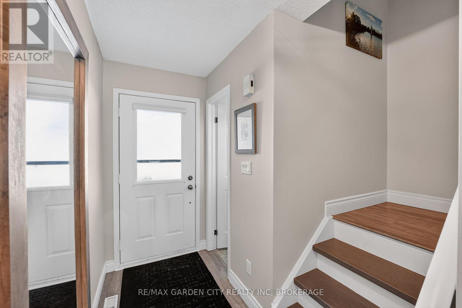 5 Maureen Court, Pelham (Fonthill), Ontario  L0S 1E4 - Photo 4 - X12714992