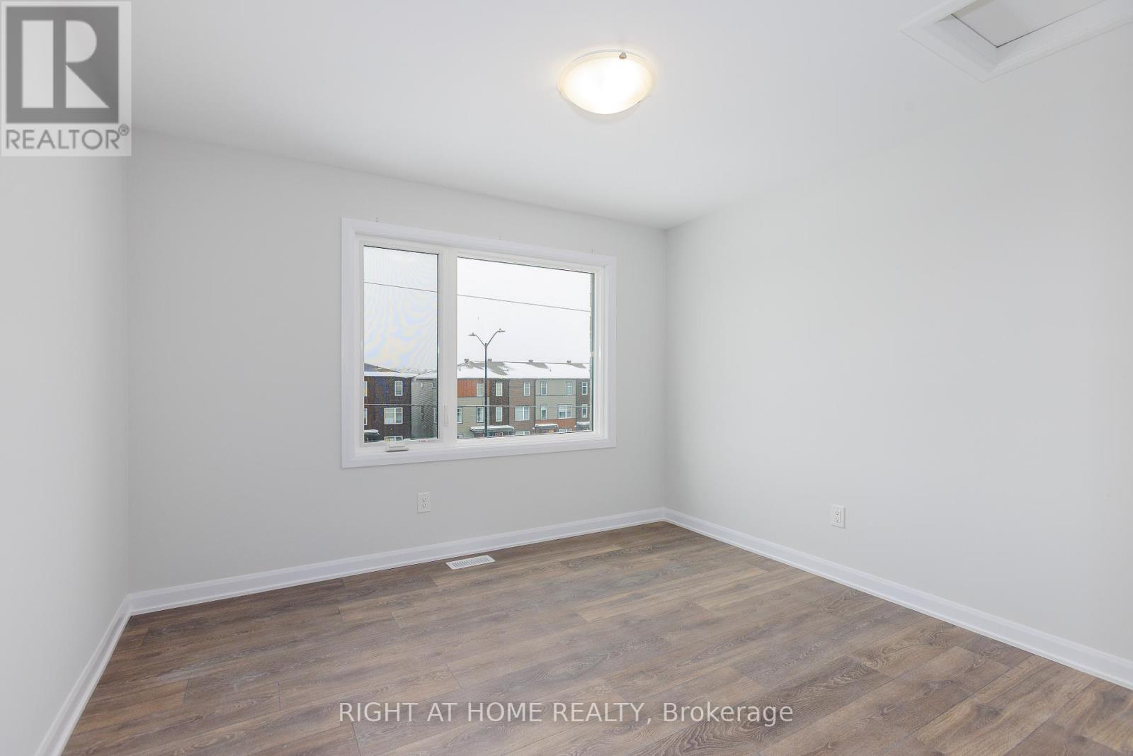 1221 Creekway Private, Ottawa, Ontario  K2T 0S8 - Photo 11 - X12652480