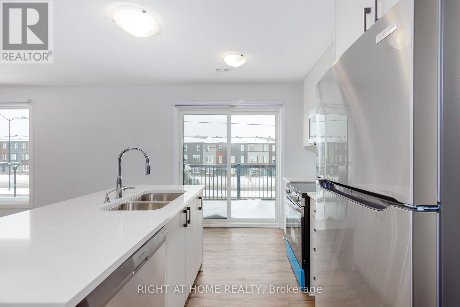 1221 Creekway Private, Ottawa, Ontario  K2T 0S8 - Photo 4 - X12652480