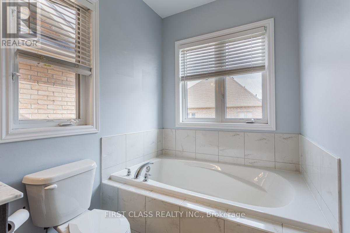 1123 Grainger Trail, Newmarket, Ontario  L3X 0G7 - Photo 12 - N12715078