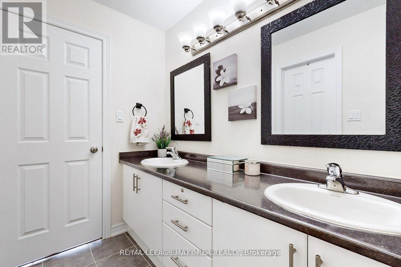 4 Flay Court, Innisfil, Ontario  L0L 1L0 - Photo 10 - N12715132