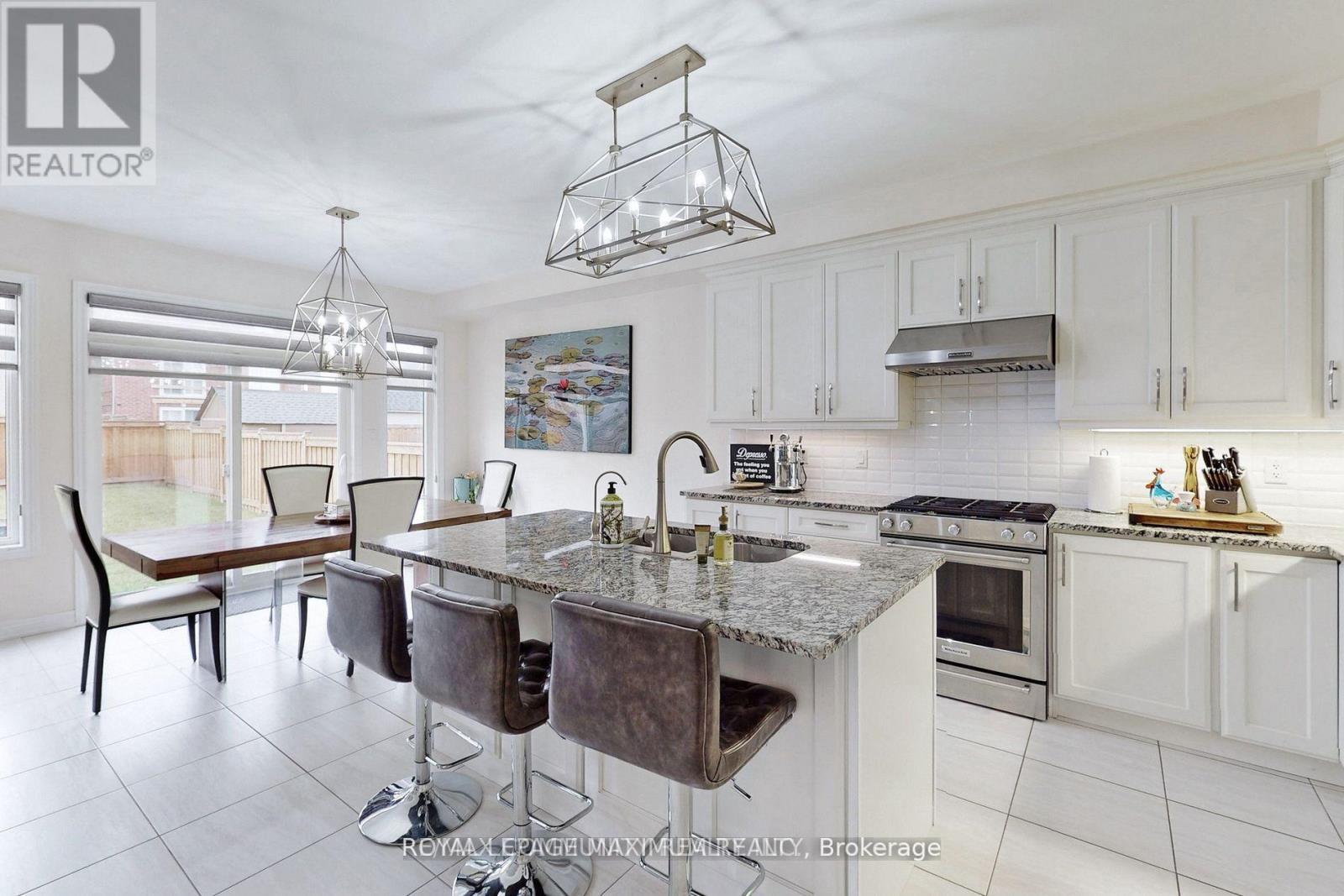 4 Flay Court, Innisfil, Ontario  L0L 1L0 - Photo 2 - N12715132