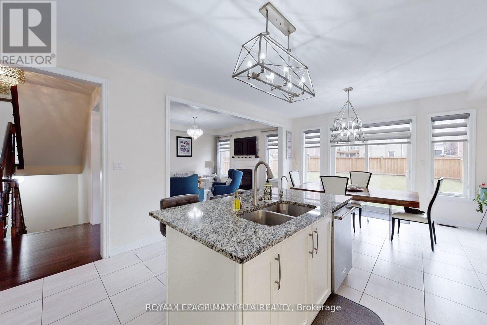 4 Flay Court, Innisfil, Ontario  L0L 1L0 - Photo 3 - N12715132