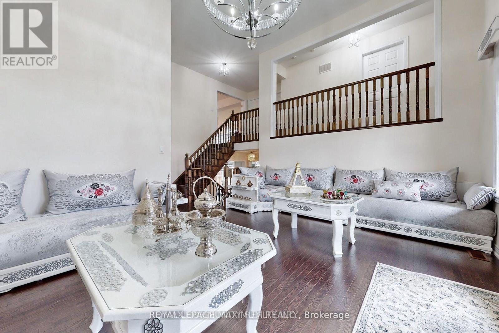 4 Flay Court, Innisfil, Ontario  L0L 1L0 - Photo 5 - N12715132