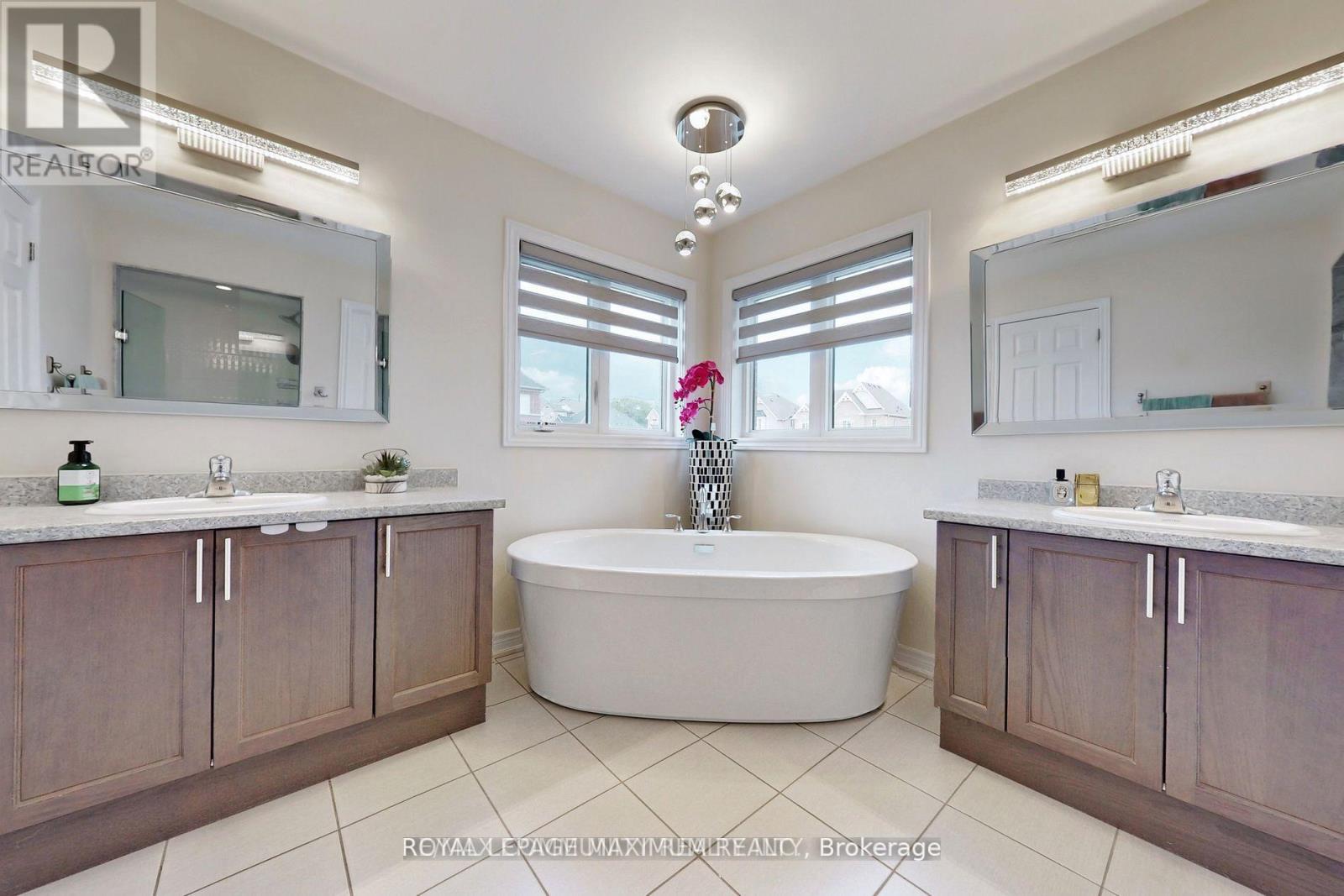 4 Flay Court, Innisfil, Ontario  L0L 1L0 - Photo 9 - N12715132