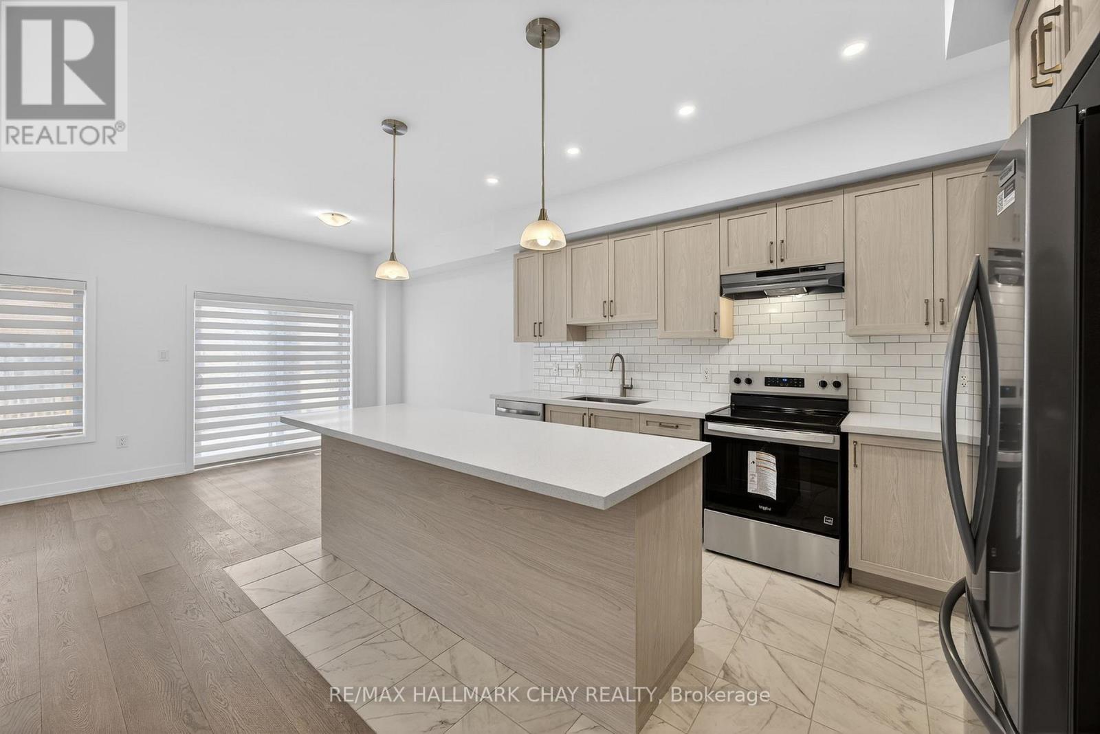 32 Mcaush Street, Barrie, Ontario  L9J 0V6 - Photo 4 - S12715070