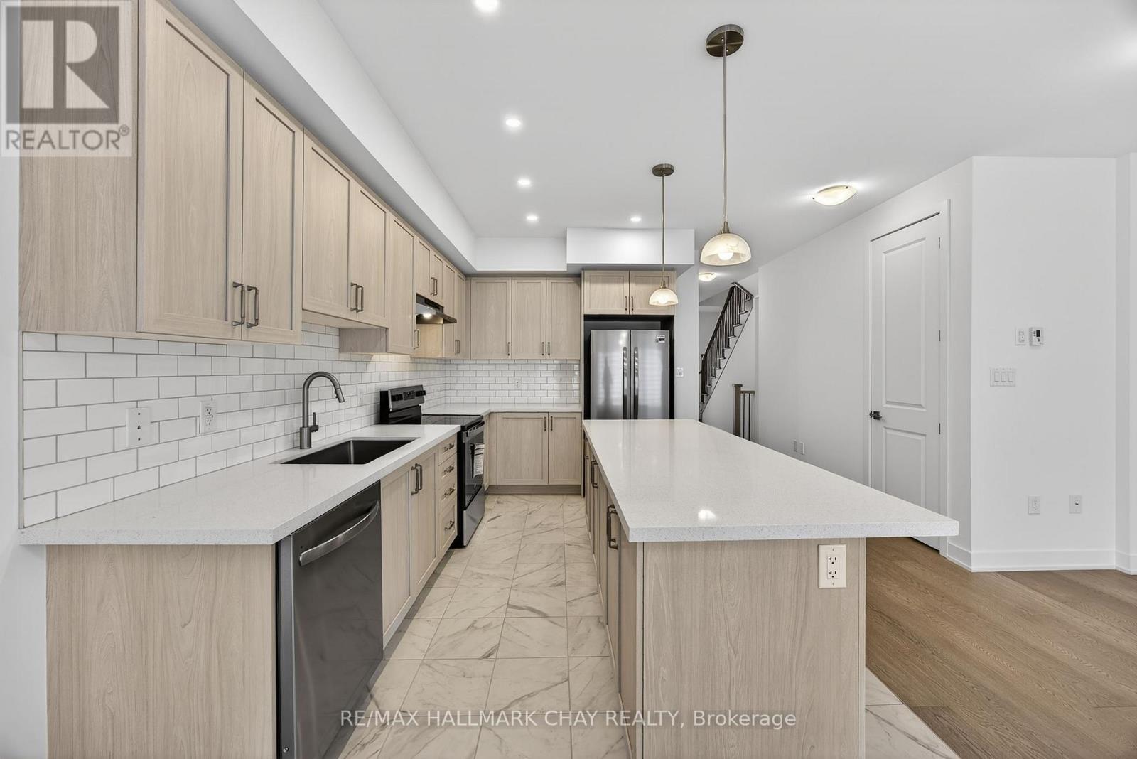 32 Mcaush Street, Barrie, Ontario  L9J 0V6 - Photo 5 - S12715070