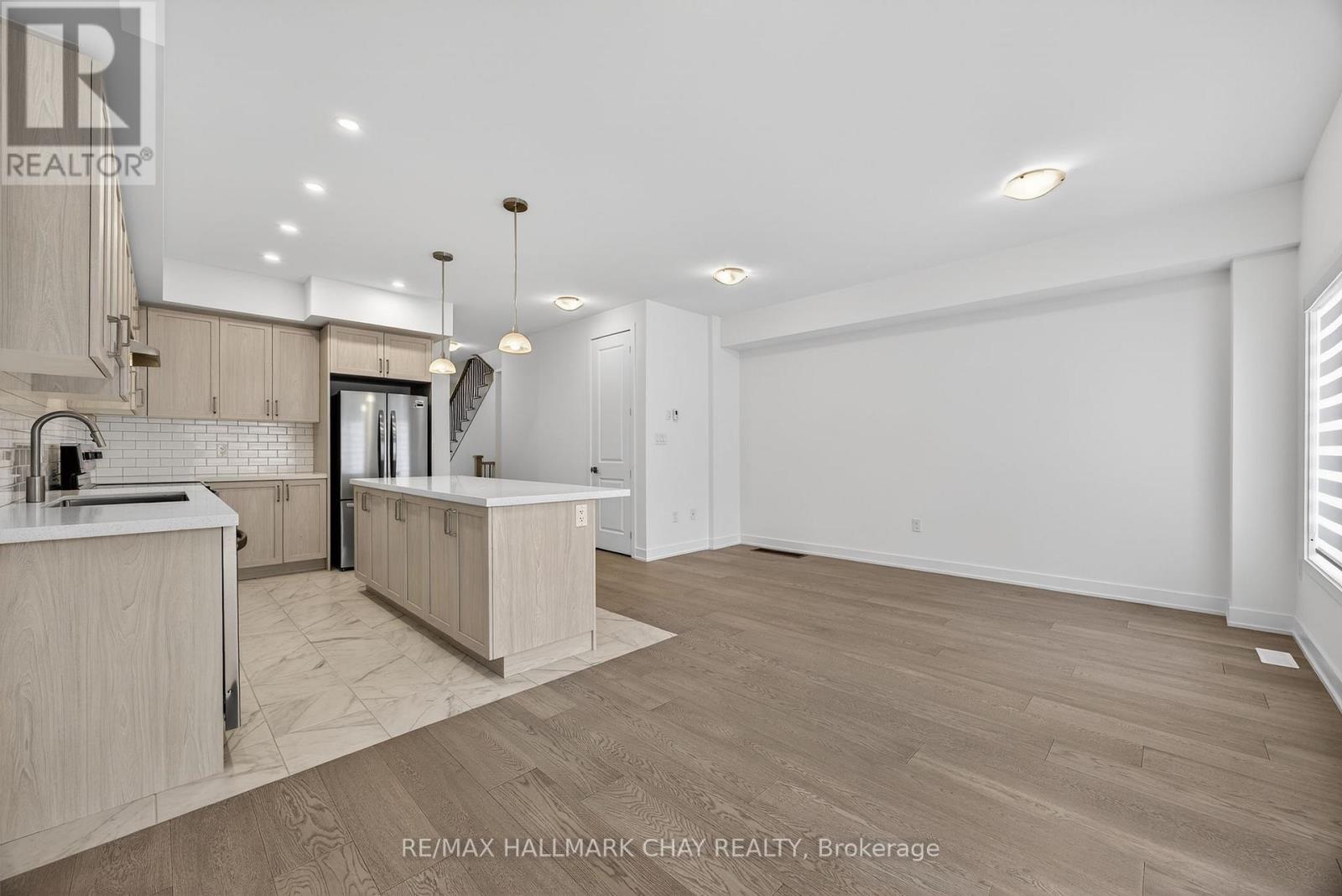 32 Mcaush Street, Barrie, Ontario  L9J 0V6 - Photo 7 - S12715070