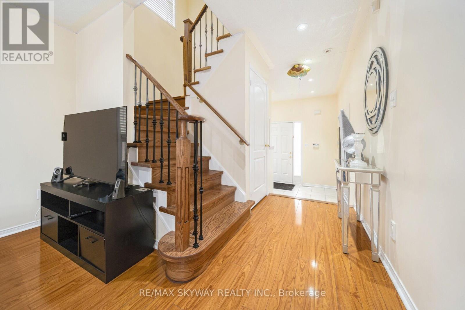 8 Hollingsworth Circle, Brampton, Ontario  L7A 0J7 - Photo 10 - W12715016