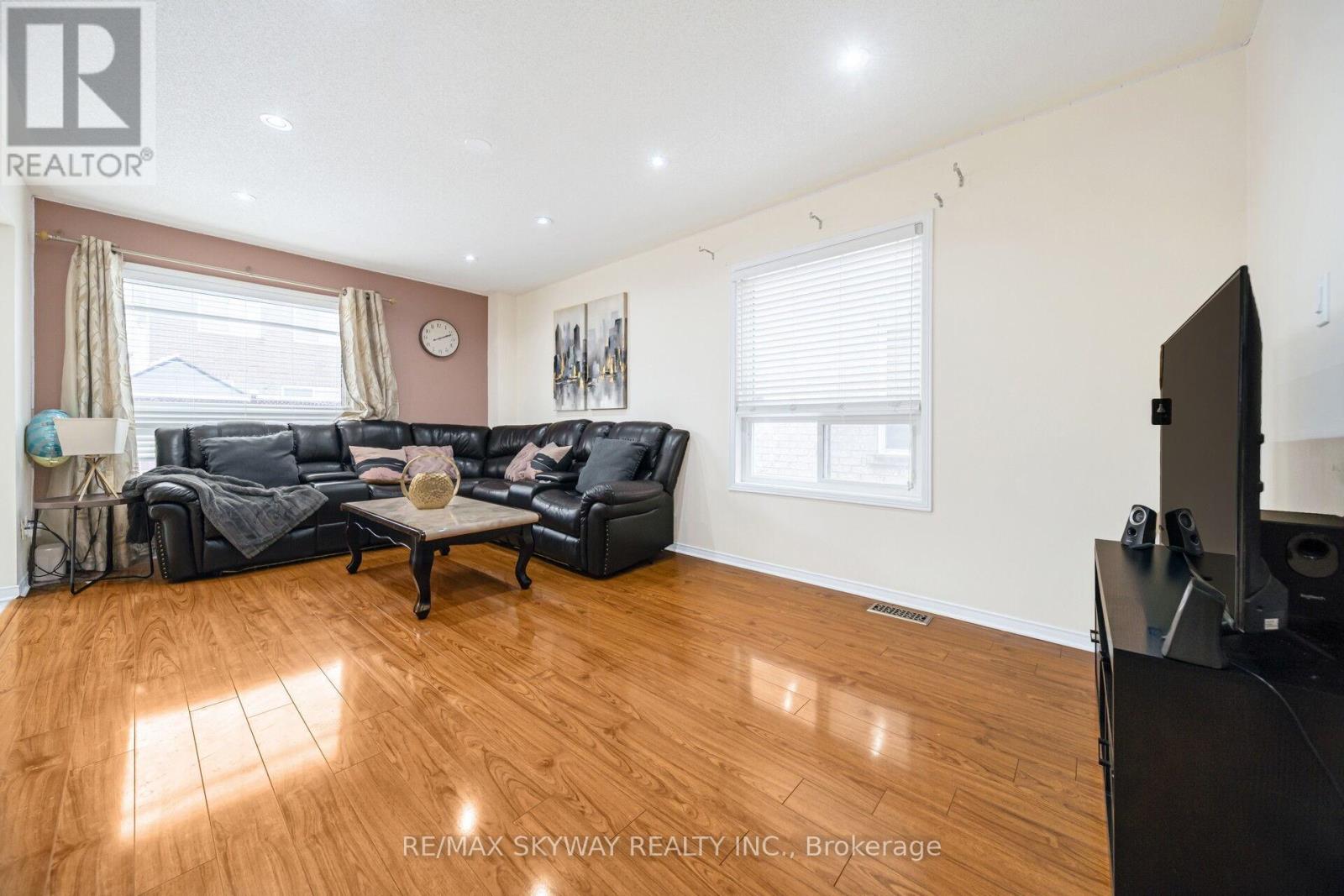 8 Hollingsworth Circle, Brampton, Ontario  L7A 0J7 - Photo 11 - W12715016