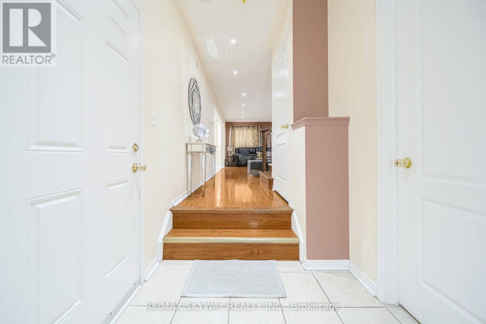 8 Hollingsworth Circle, Brampton, Ontario  L7A 0J7 - Photo 9 - W12715016