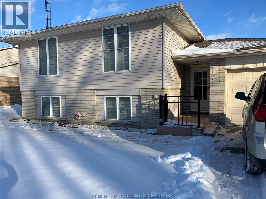 MLS# 25015755: 8 REGAL PLACE, Chatham, Canada