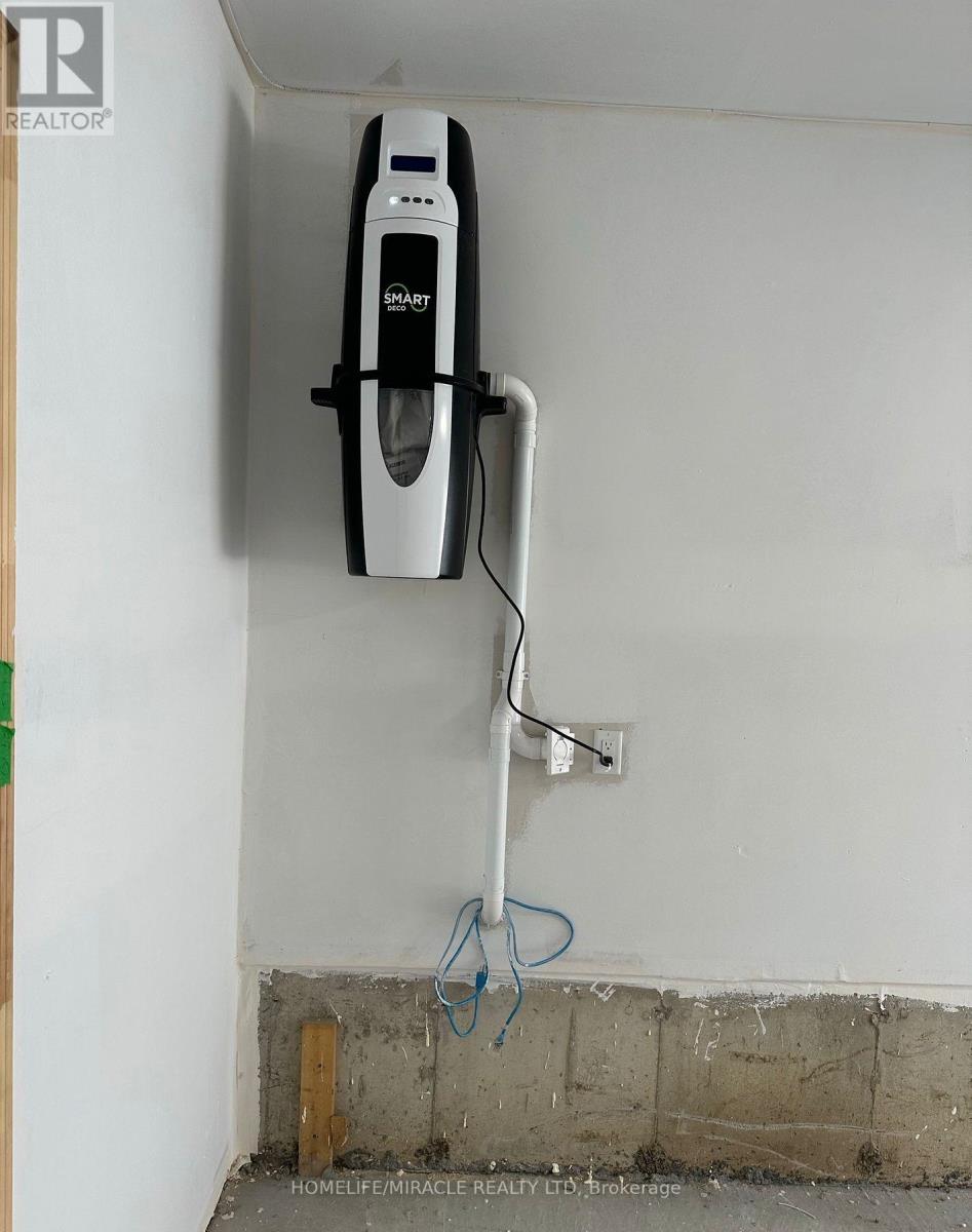 18 Arrowview Drive, Brampton, Ontario  L7A 5H7 - Photo 5 - W12682842