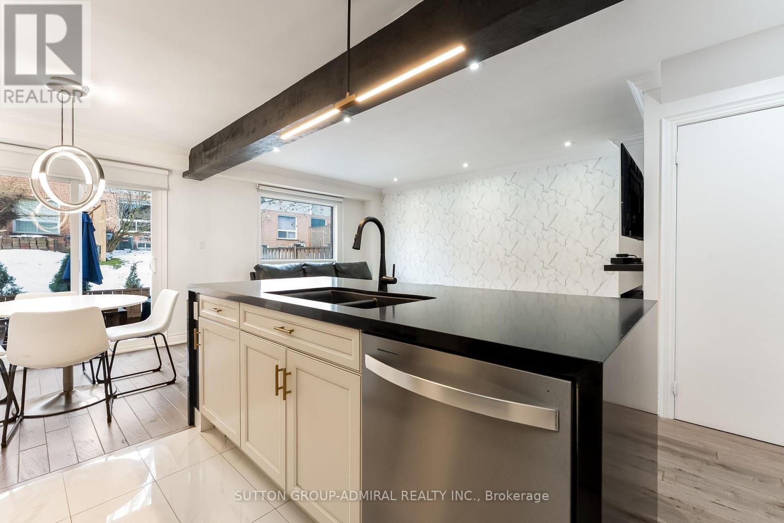 211 - 10 Bassett Boulevard, Whitby, Ontario  L1N 9C3 - Photo 8 - E12715224