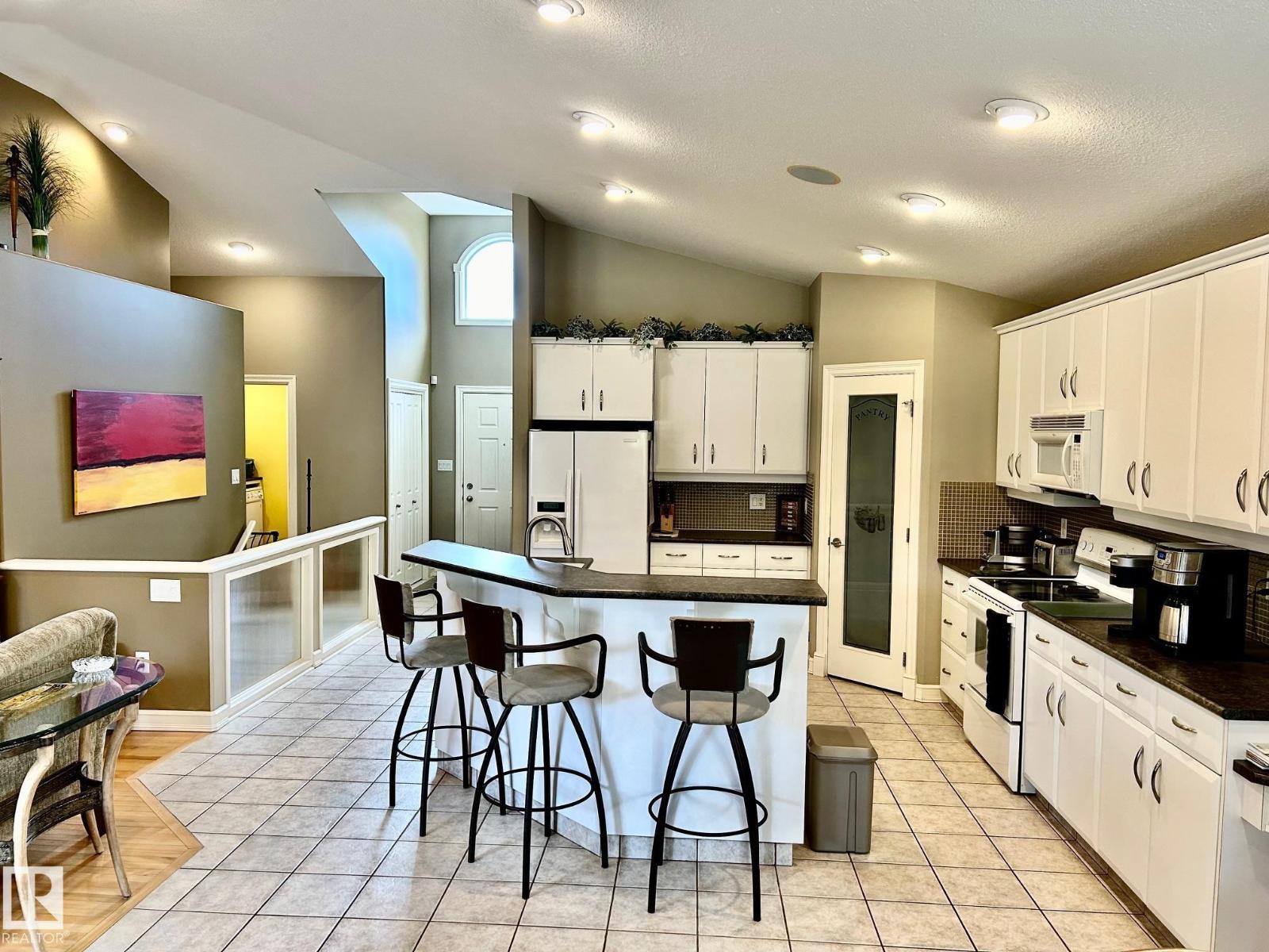 928 Thompson Pl Nw, Edmonton, Alberta  T6R 3K4 - Photo 5 - E4470587