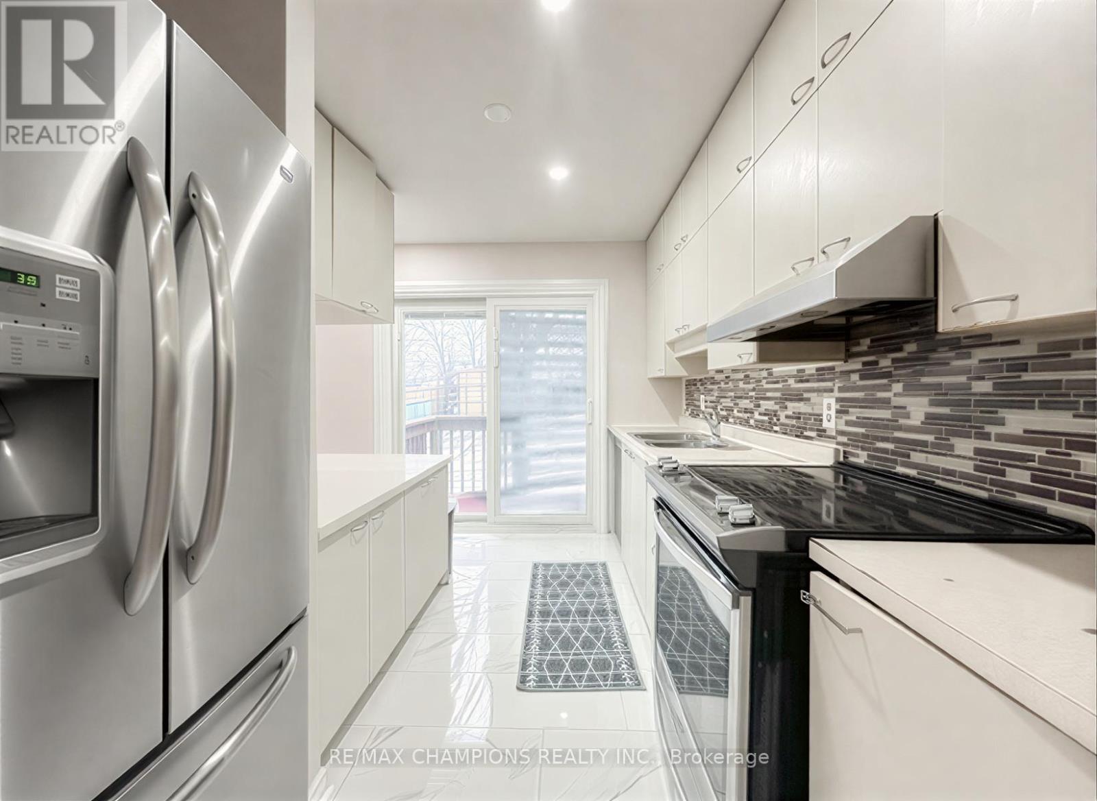 68 Nanwood Drive, Brampton, Ontario  L6W 1L9 - Photo 5 - W12715174