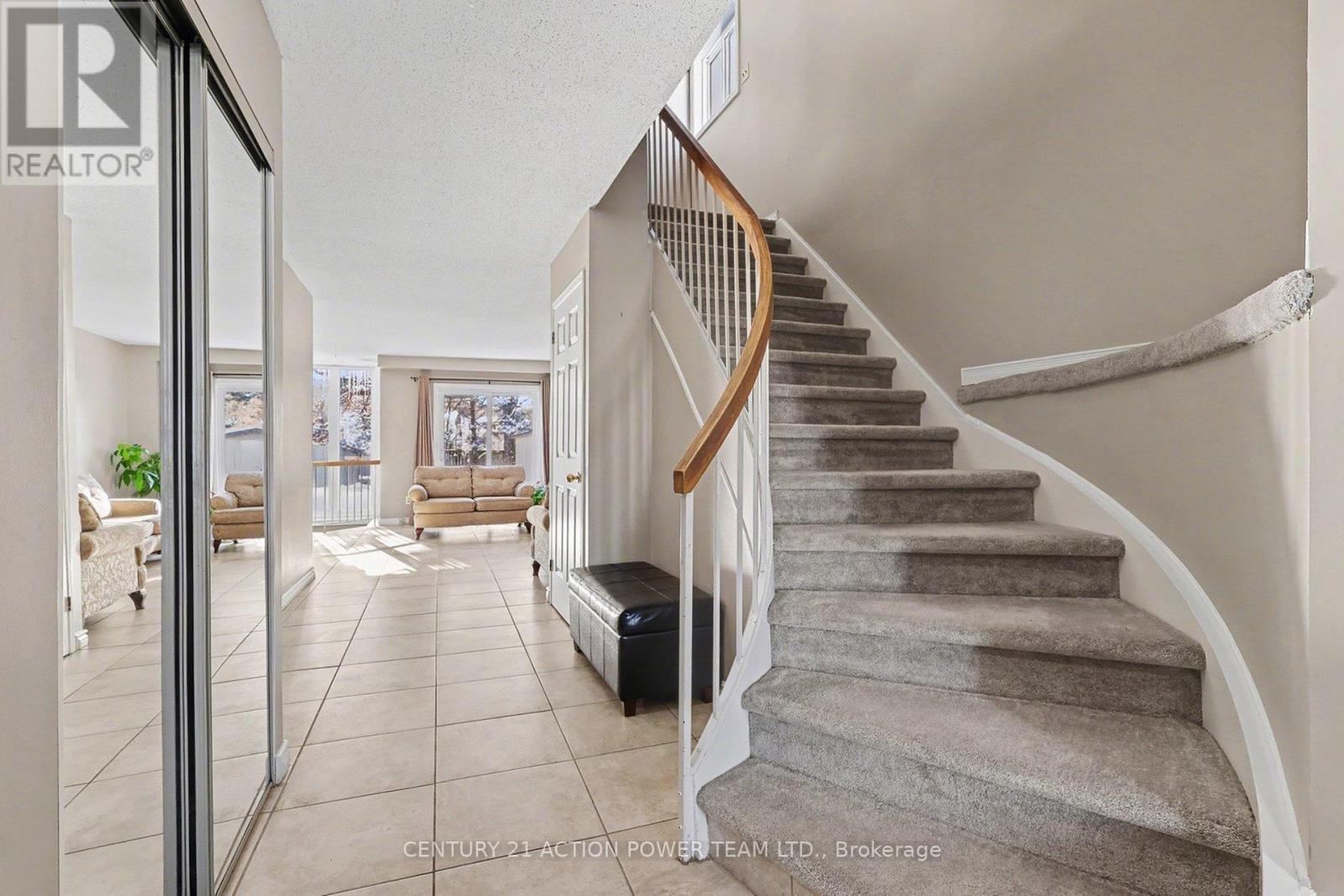 82 Burlington Crescent, Ottawa, Ontario  K1T 3K4 - Photo 4 - X12715376