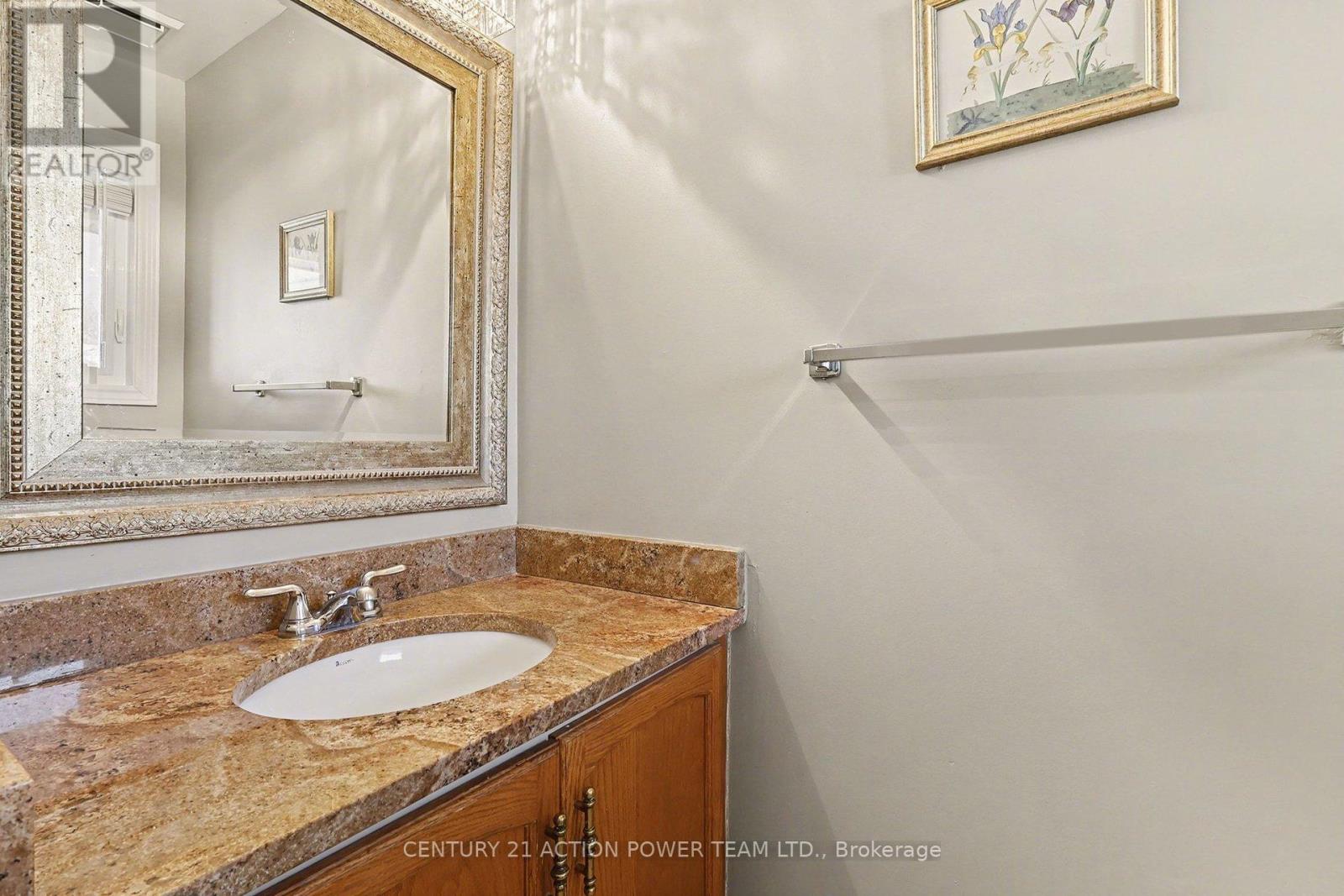 82 Burlington Crescent, Ottawa, Ontario  K1T 3K4 - Photo 6 - X12715376