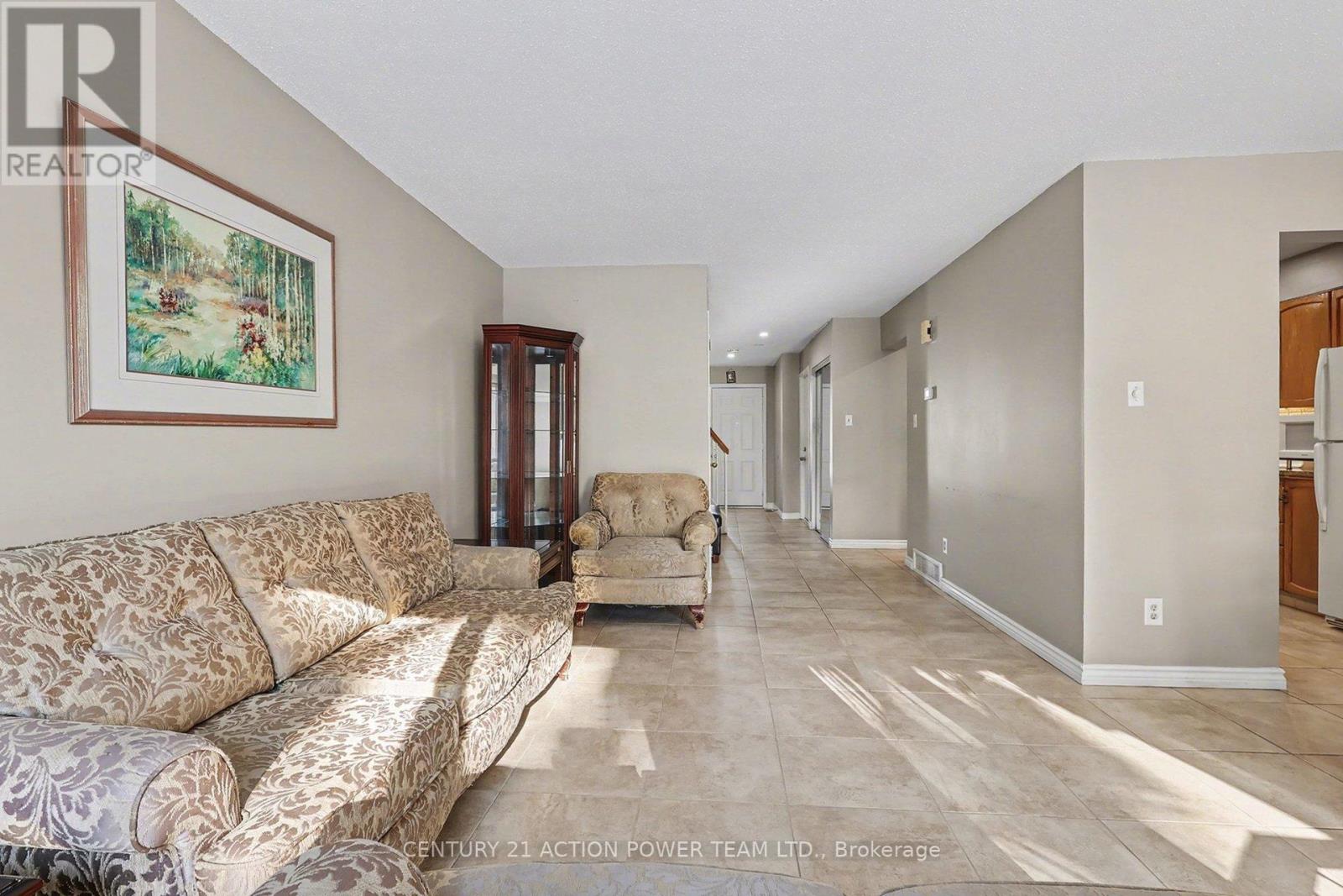 82 Burlington Crescent, Ottawa, Ontario  K1T 3K4 - Photo 9 - X12715376