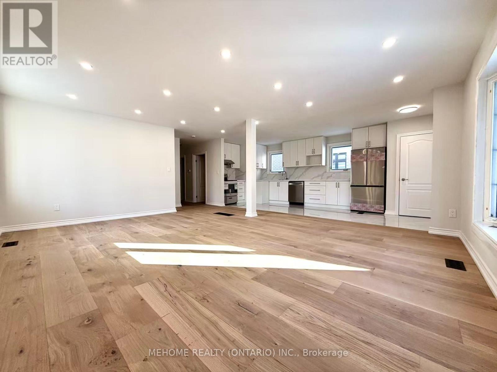 <div class="slider-price">$999,000</div><p>6 Clementine Square, Toronto, Ontario</p>