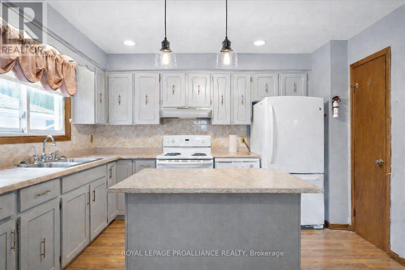 14 Connolly Avenue, Quinte West, Ontario  K8V 5T4 - Photo 9 - X12712746