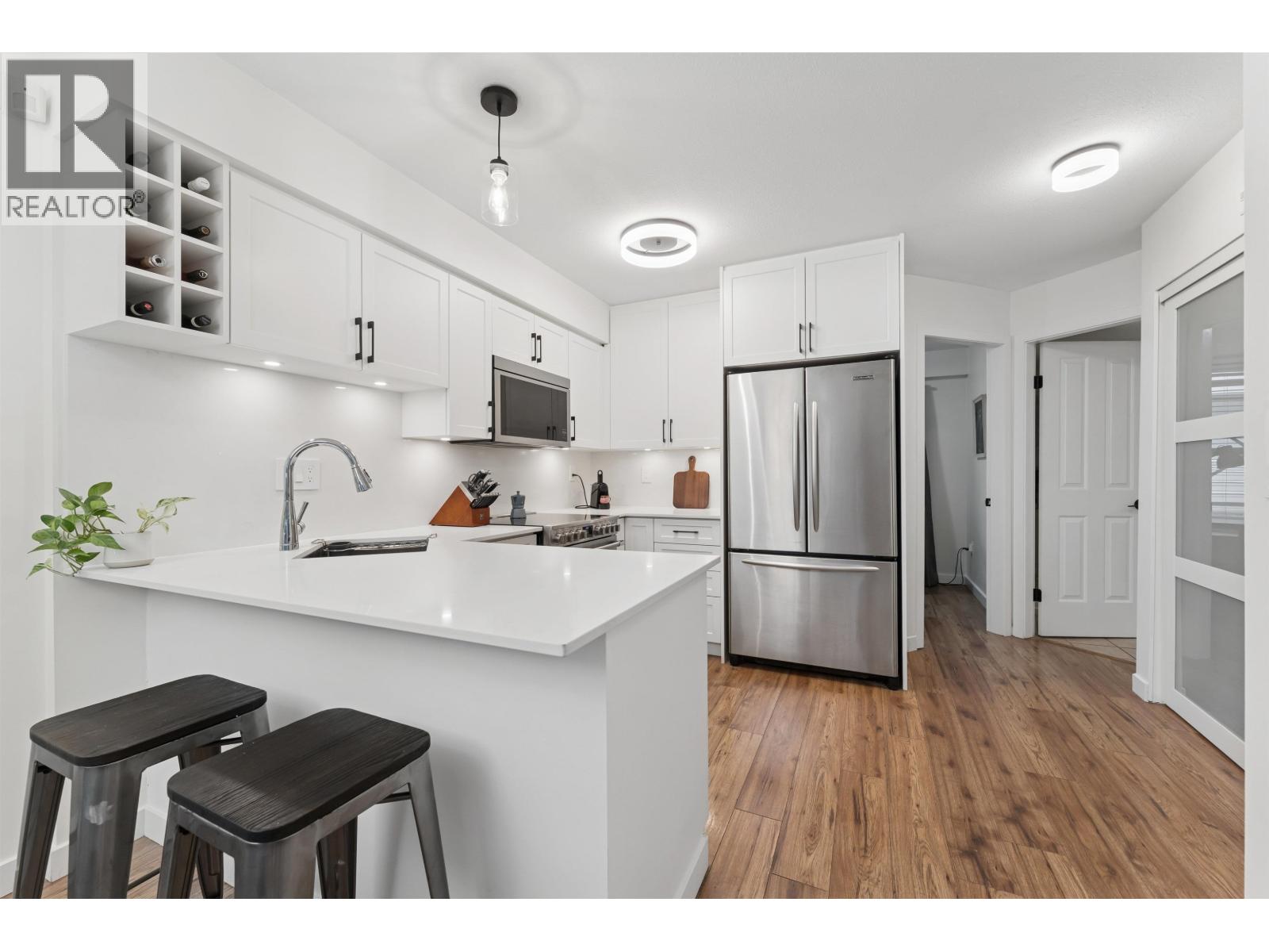 C3 332 Lonsdale Avenue, North Vancouver, British Columbia  V7M 3M5 - Photo 2 - R3080555