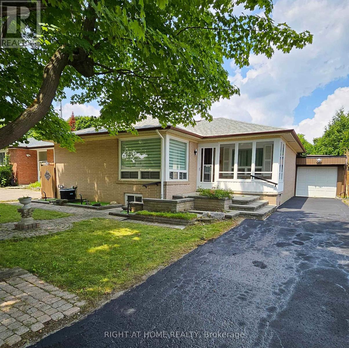96 Rockport Crescent, Richmond Hill, Ontario  L4C 2L8 - Photo 2 - N12715410