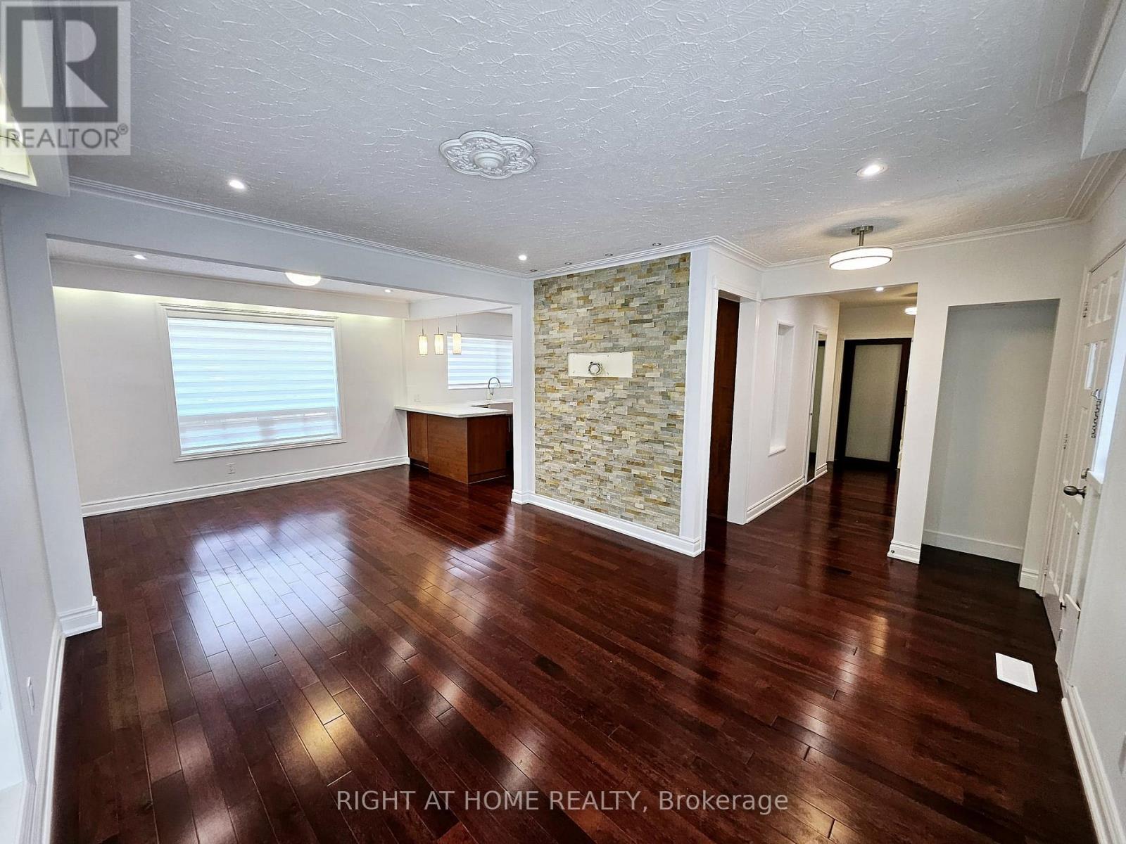 96 Rockport Crescent, Richmond Hill, Ontario  L4C 2L8 - Photo 3 - N12715410