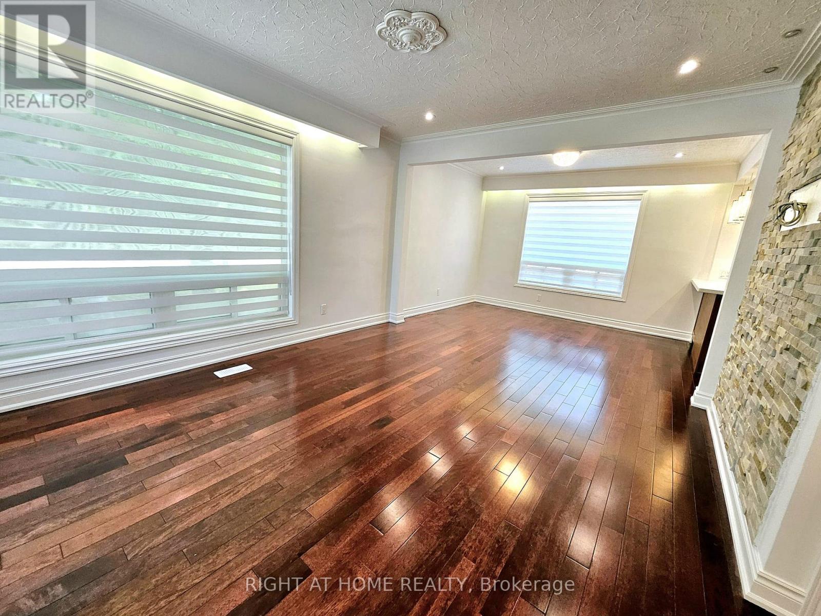 96 Rockport Crescent, Richmond Hill, Ontario  L4C 2L8 - Photo 4 - N12715410