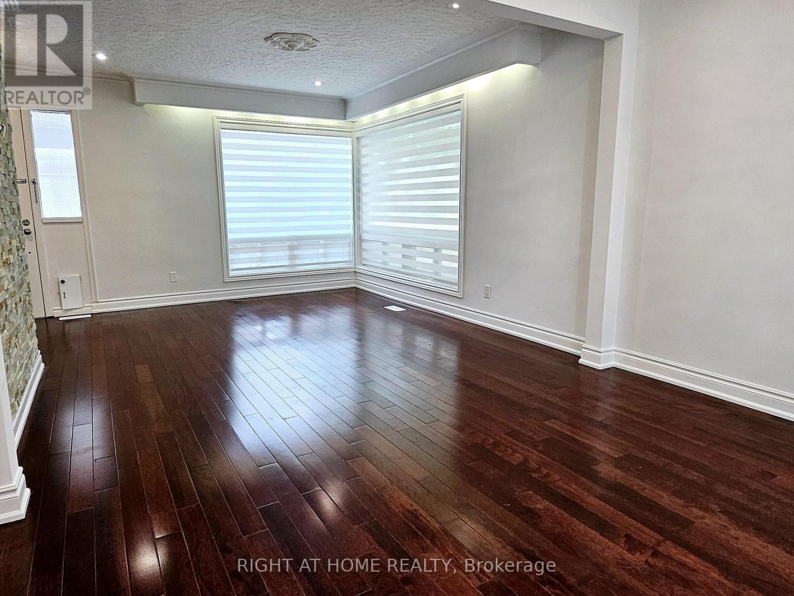 96 Rockport Crescent, Richmond Hill, Ontario  L4C 2L8 - Photo 5 - N12715410