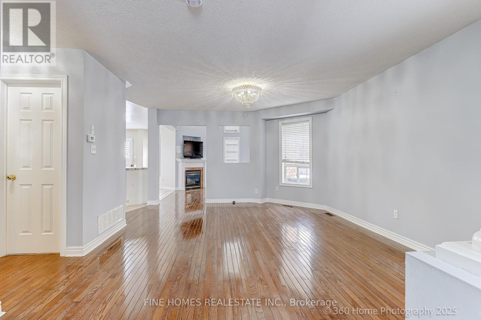 Upper - 304 Drummond Drive, Vaughan, Ontario  L6A 3C2 - Photo 3 - N12706818