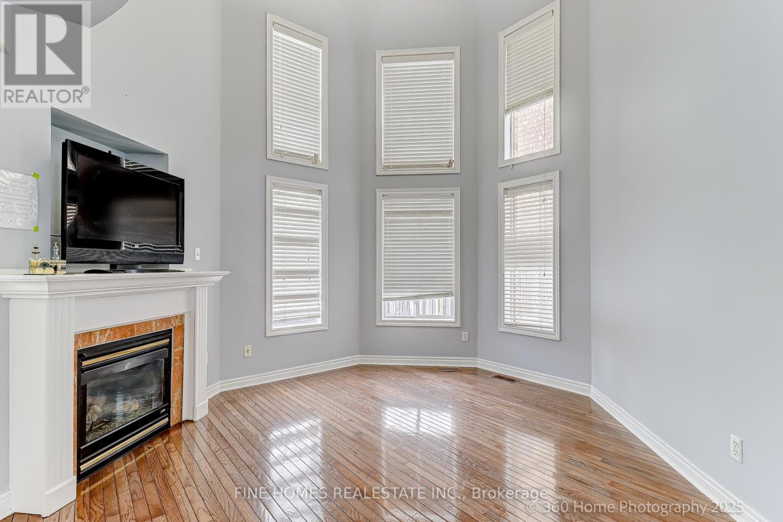 Upper - 304 Drummond Drive, Vaughan, Ontario  L6A 3C2 - Photo 4 - N12706818