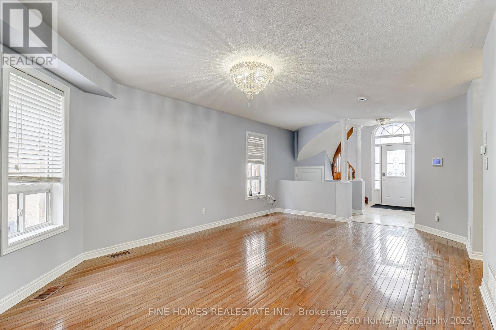 Upper - 304 Drummond Drive, Vaughan, Ontario  L6A 3C2 - Photo 5 - N12706818