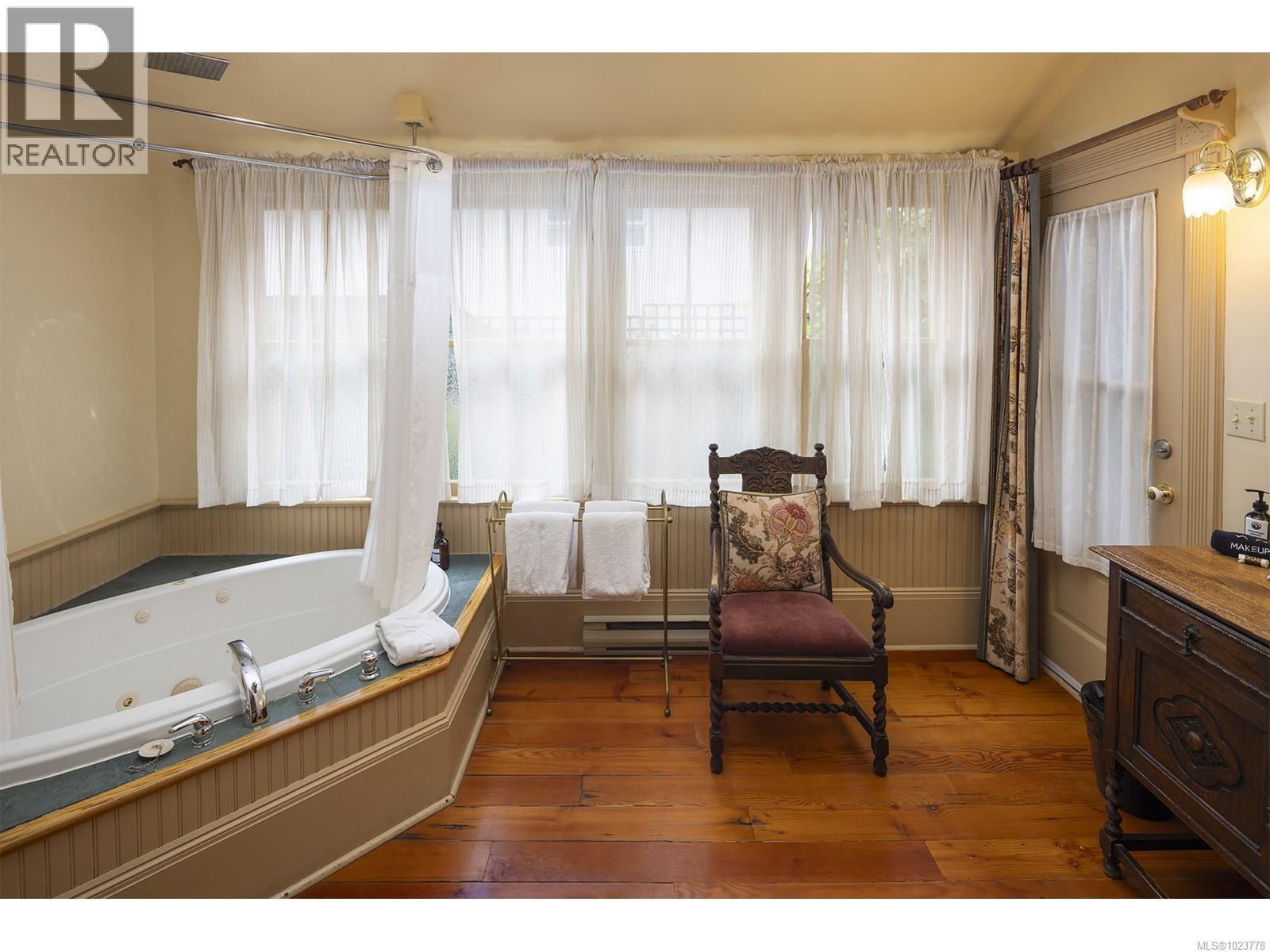 332 Catherine St, Victoria, British Columbia  V9A 3S8 - Photo 10 - 1023778