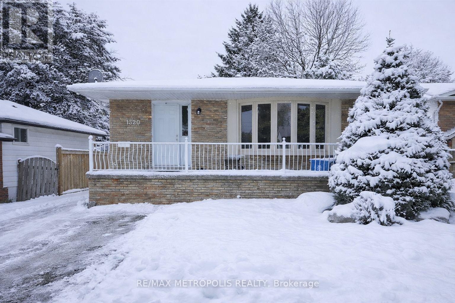 1320 Fundy Court, Oshawa, Ontario  L1J 3N4 - Photo 2 - E12715446