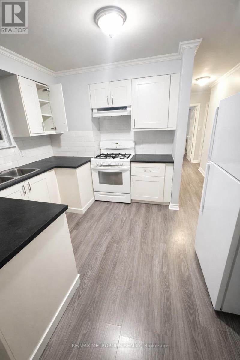 1320 Fundy Court, Oshawa, Ontario  L1J 3N4 - Photo 3 - E12715446