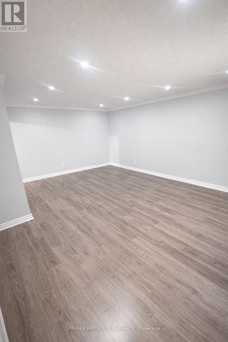 1320 Fundy Court, Oshawa, Ontario  L1J 3N4 - Photo 4 - E12715446