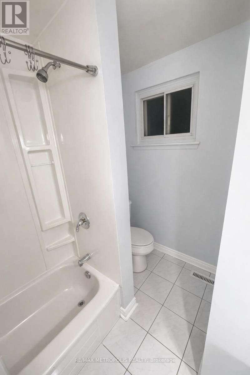 1320 Fundy Court, Oshawa, Ontario  L1J 3N4 - Photo 8 - E12715446