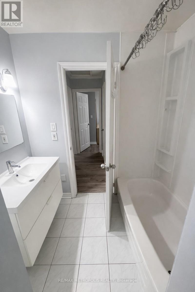 1320 Fundy Court, Oshawa, Ontario  L1J 3N4 - Photo 9 - E12715446