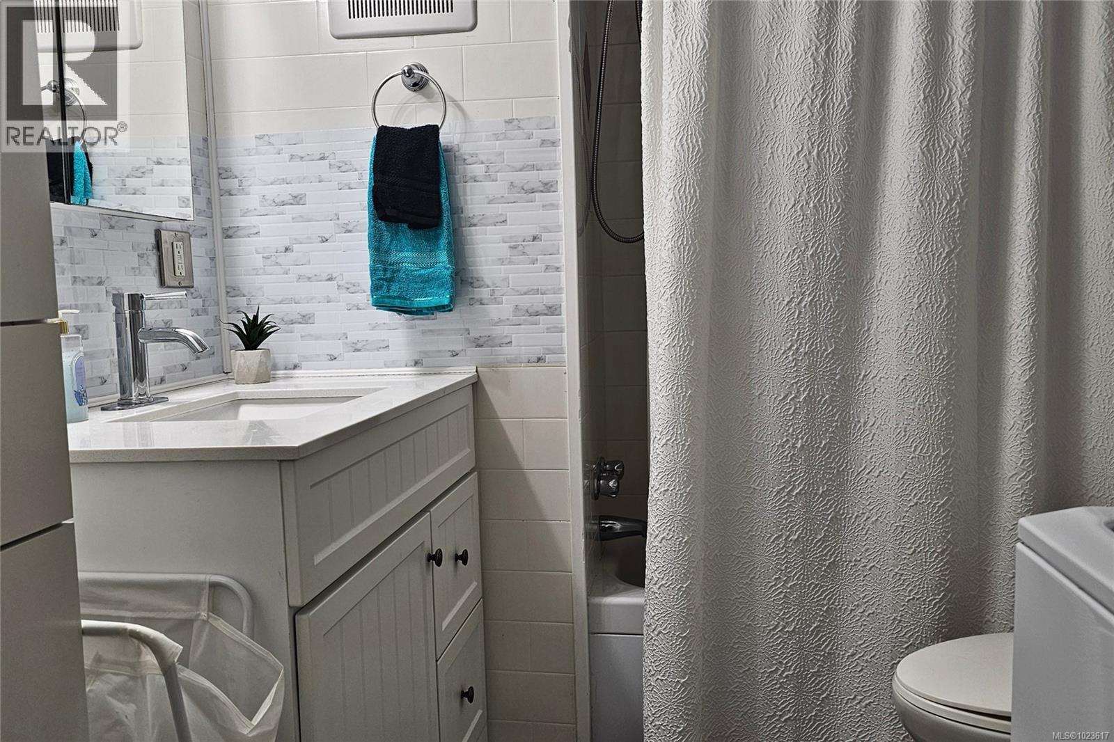 For Sale: 5B 6245 Metral Dr, Nanaimo, ON | 4 Bed, 3 Bath House for $295,000. See 26 photos!