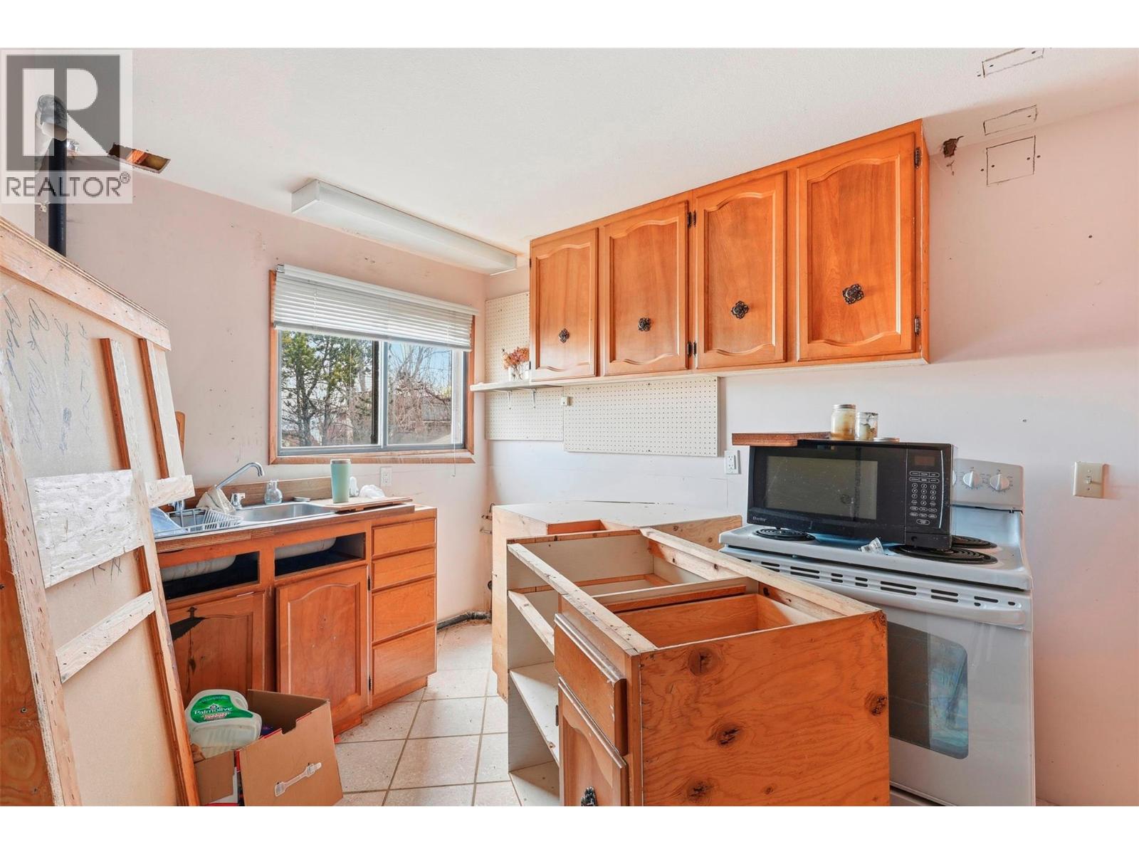 2434 Qu'appelle Boulevard, Kamloops, British Columbia  V2E 1T4 - Photo 7 - 10373075