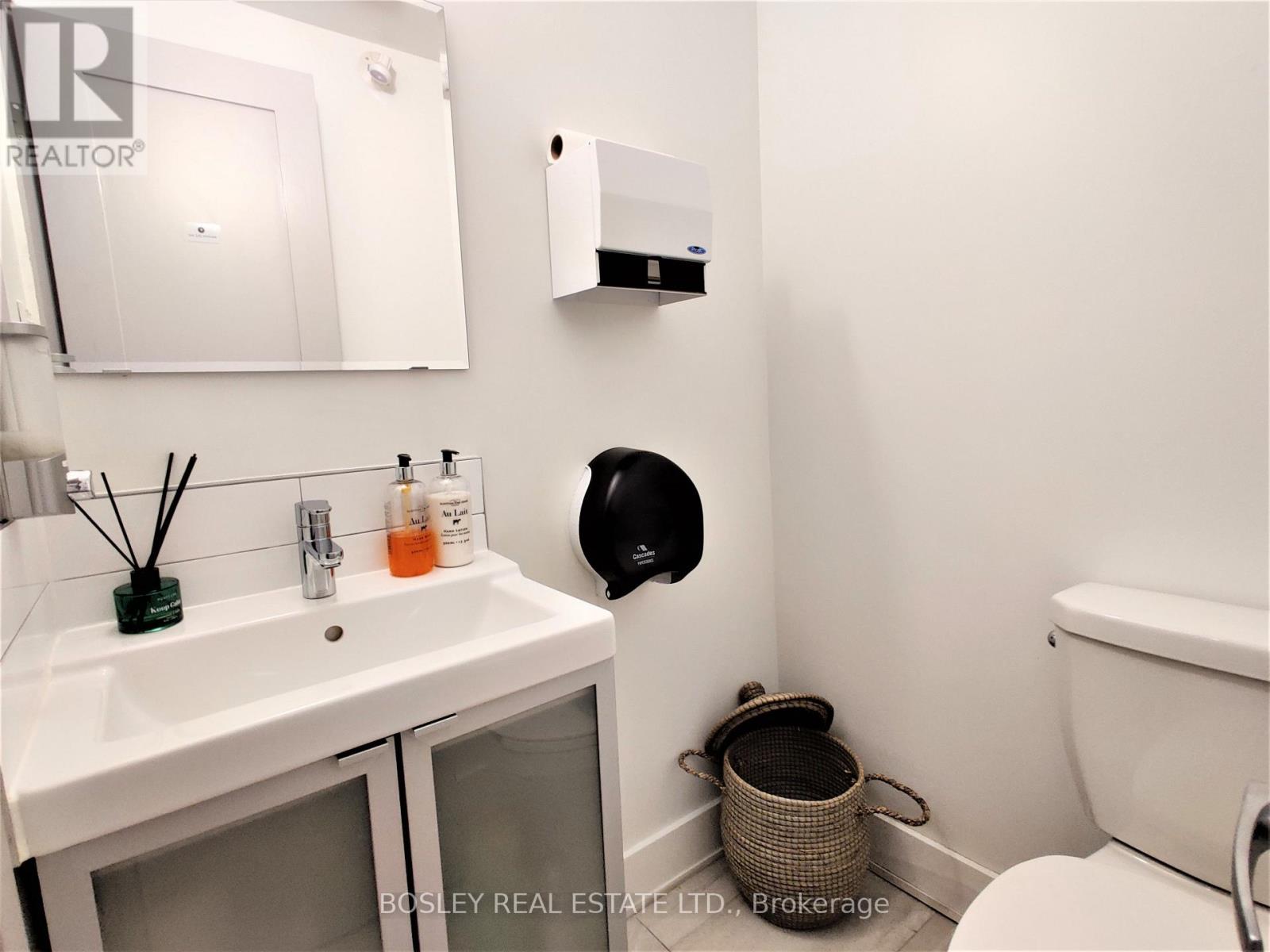 2nd Flr - 1052 Queen Street W, Toronto, Ontario  M6J 1H7 - Photo 12 - C12715536