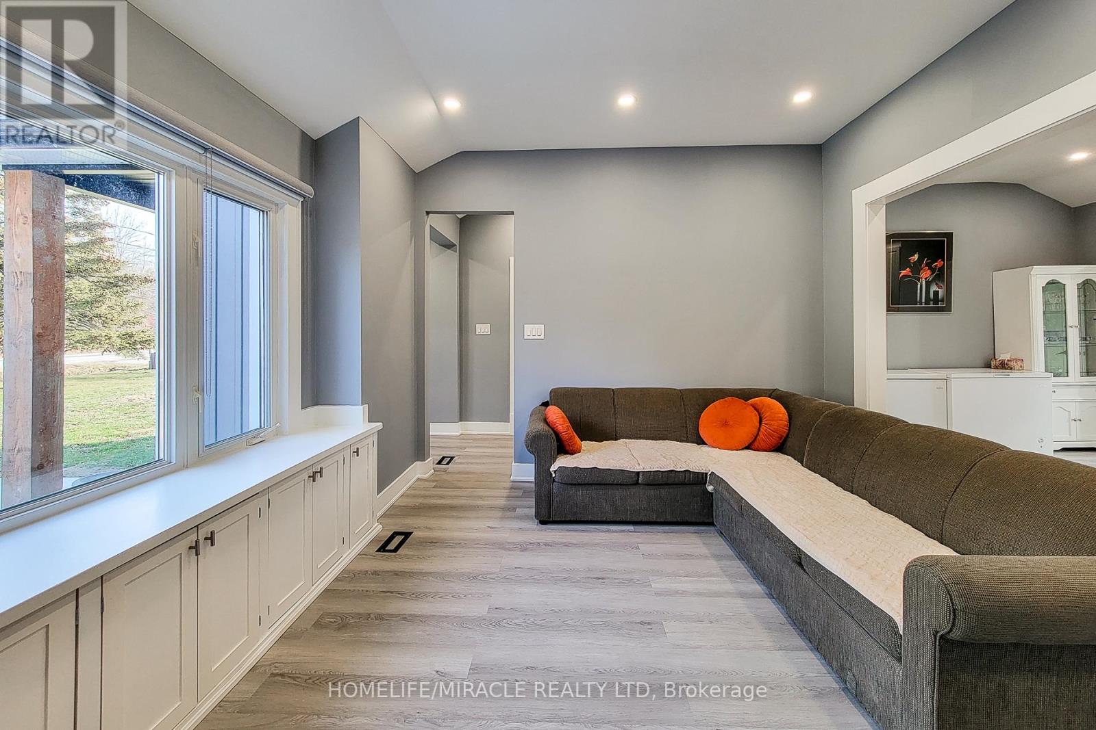 355 Ridge Road W, Grimsby, Ontario  L3M 4E7 - Photo 16 - X12715530