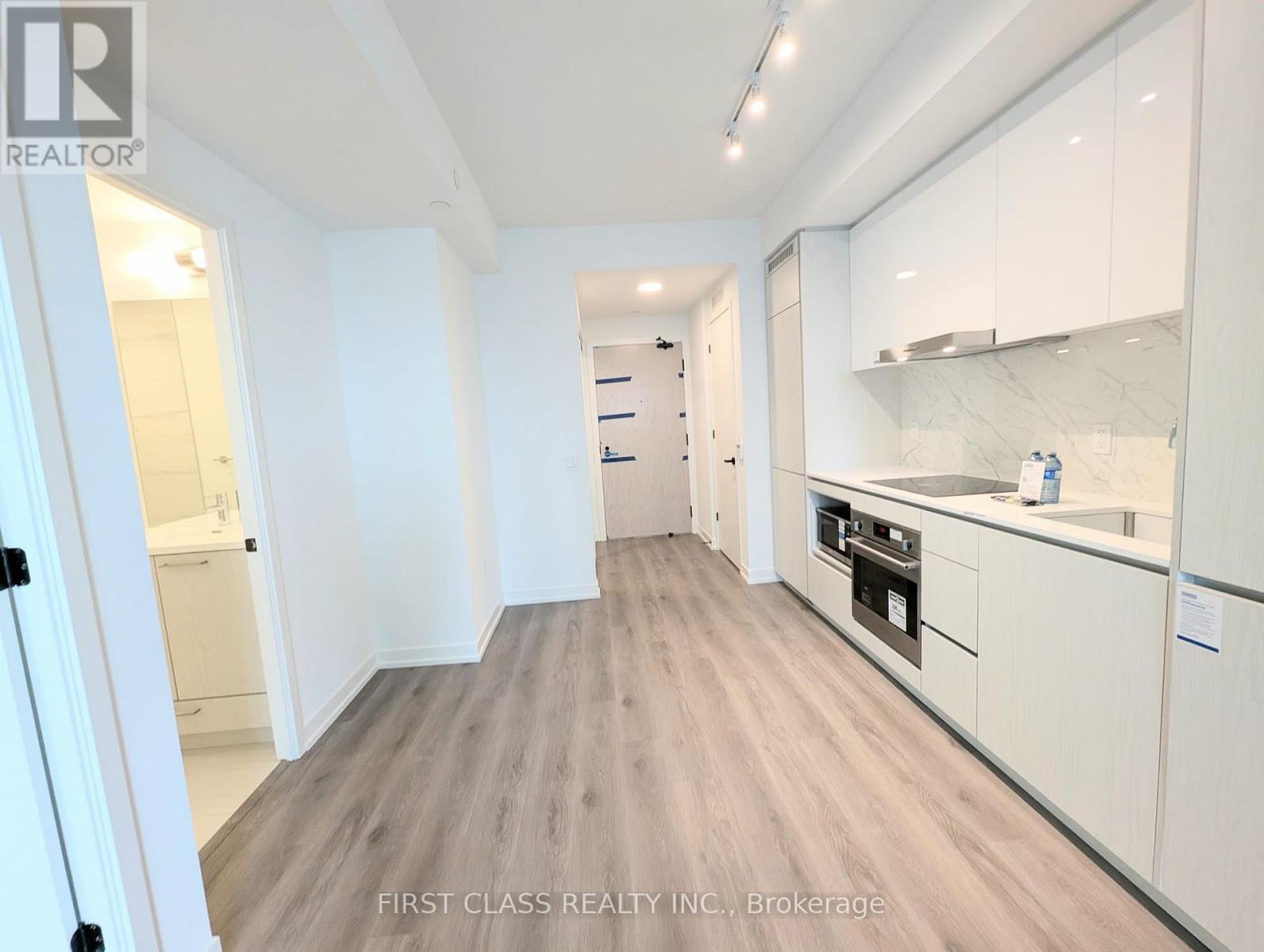 1002 - 28 Interchange Way, Vaughan, Ontario  L4K 0P8 - Photo 3 - N12715578