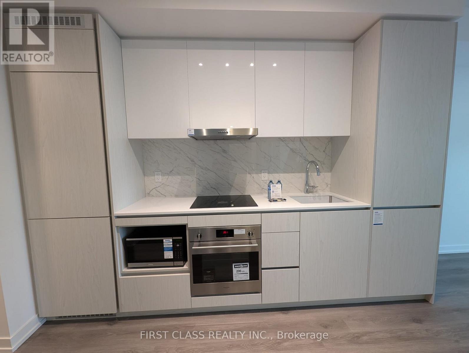 1002 - 28 Interchange Way, Vaughan, Ontario  L4K 0P8 - Photo 4 - N12715578