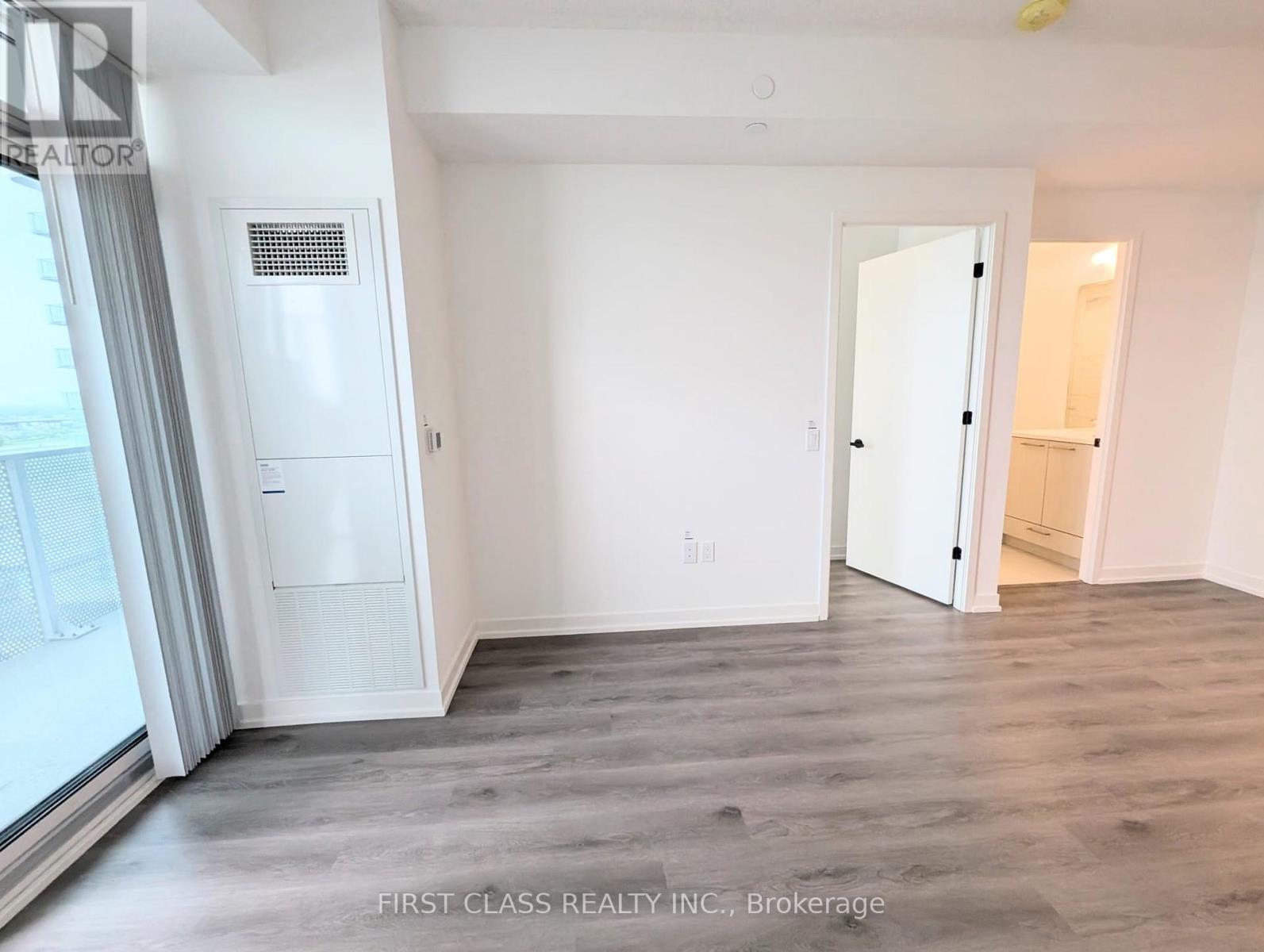 1002 - 28 Interchange Way, Vaughan, Ontario  L4K 0P8 - Photo 6 - N12715578