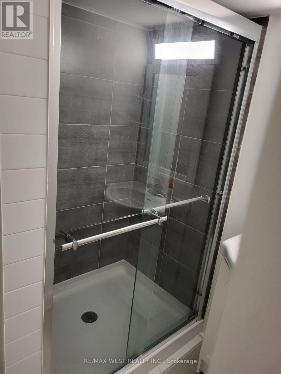 76 Lexington Road, Brampton, Ontario  L6P 2B1 - Photo 4 - W12715560