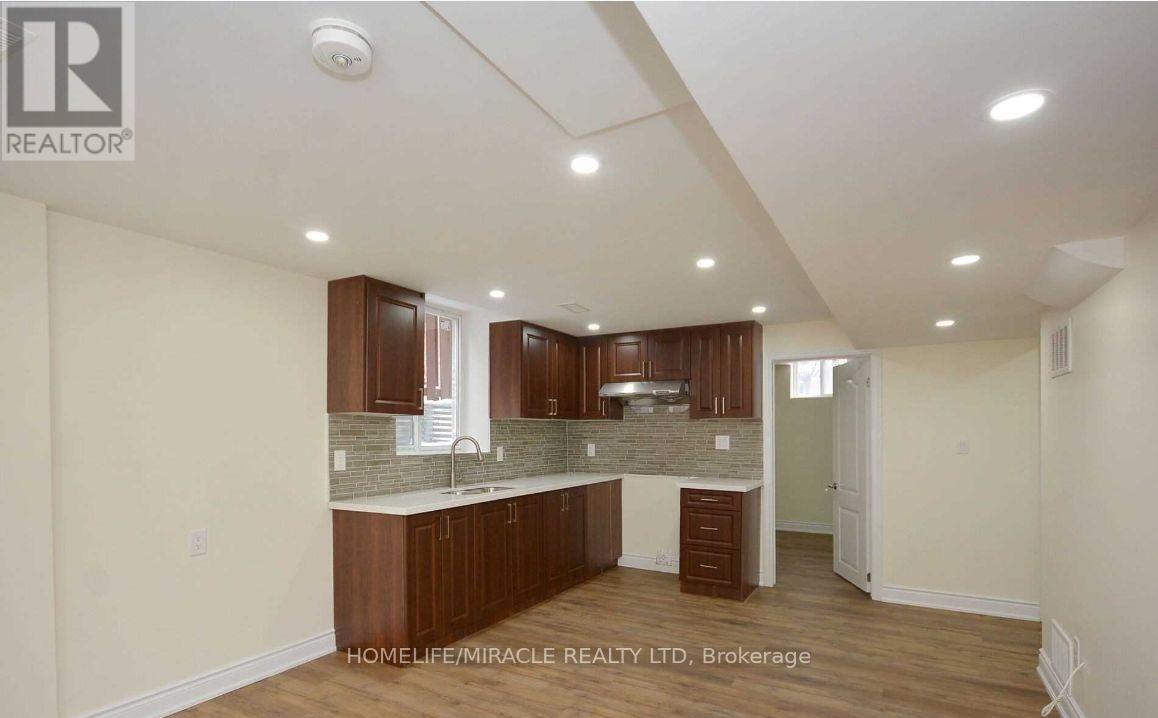 Bsmt - 833 Mays Crescent, Mississauga, Ontario  L5V 2G6 - Photo 10 - W12715580